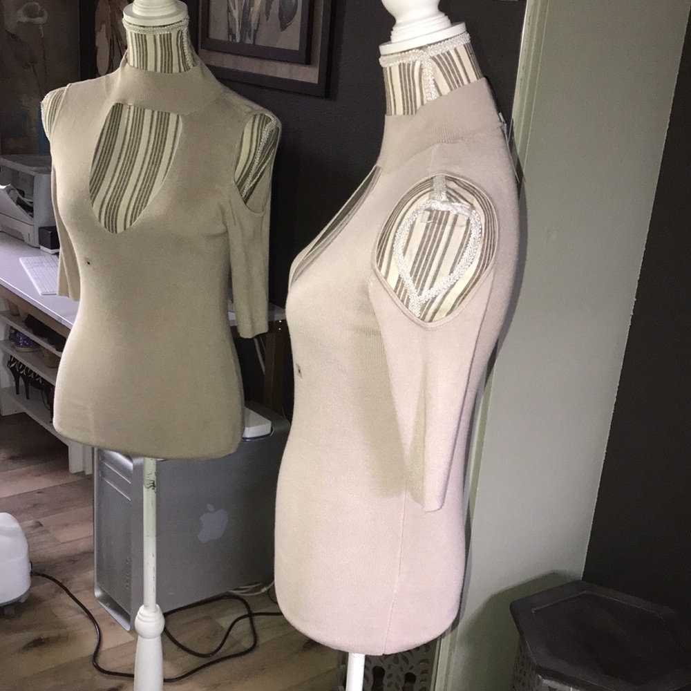 Express, lightweight sweater top, large keyhole front opening - Picture 5 of 8